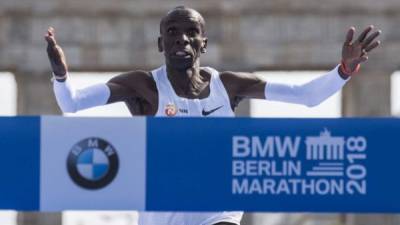 La carrera de Kipchoge fue absolutamente sensacional y corrió prácticamente en solitario desde antes de alcanzar el kilómetro 20, cuando se había desprendido ya de sus rivales. FOTO AFP.