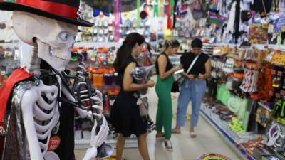Las tiendas sampedranas, como Comercial Lino, están abarrotadas por personas en busca de decoración para sus fiestas de Halloween.