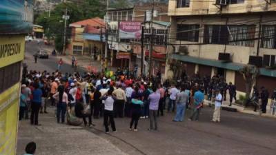 Los vendedores protestan frente a la DEI en la colonia Palmira.