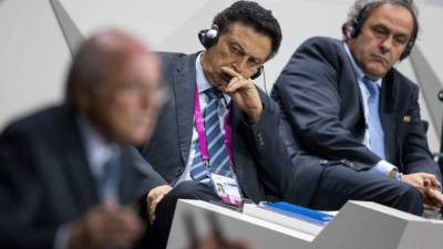 El hondureño Alfredo Hawit junto a Platini en una reunión de la FIFA. Foto de archivo.