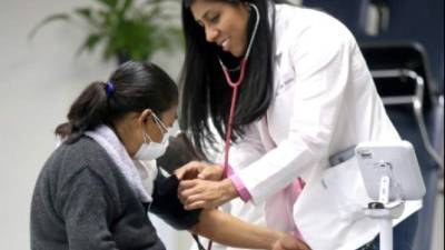 Fotografía de archivo que muestra la toma de la presión a una paciente en un hospital. EFE