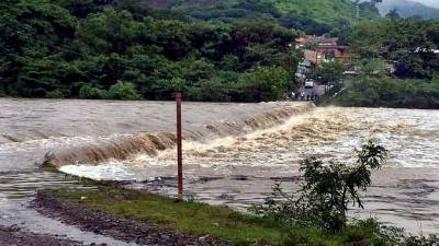 En la plancha del municipio de Pespire, Choluteca, no hay paso por la crecida del río.