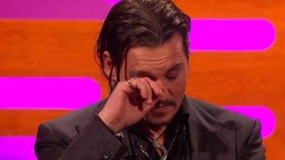 Johnny Depp se quita las lágrimas durante el programa The Graham Norton Show.