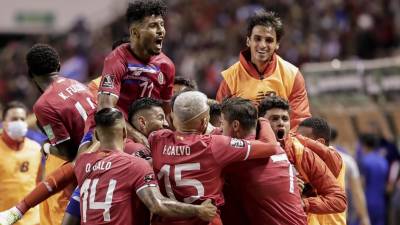 Jugadores Costa Rica celebraron a lo grande la victoria ante Canadá. Foto EFE.