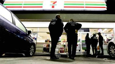 Agentes del ICE detuvieron a 28 personas en redadas realizadas en varias tiendas de la cadena 7-Eleven.