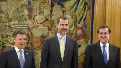 El presidente colombiano fue recibido en Madrid por el rey Felipe VI y el jefe del Gobierno español, Mariano Rajoy.