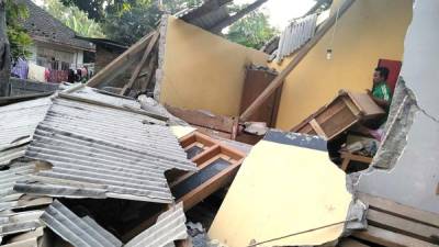 Un terremoto de magnitud 7 provocó hoy al menos 82 muertos en la turística isla de Lombok y causó daños materiales que también afectaron a la vecina isla de Bali, ambas en la región central del archipiélago de Indonesia.
