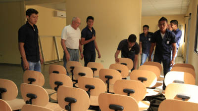 Las sillas que utilizarán para la carrera de Cad-cam son armadas por los mismos estudiantes del Infop.