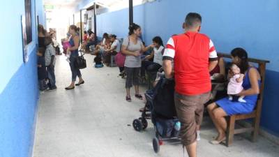 Pacientes están llegando al centro de salud y al Seguro Social para ser atendidos.