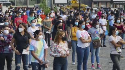 Fotografía muestra a aspirantes previo a realizar una Prueba de Aptitud Académica en un centro universitario de la Unah en Honduras.