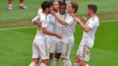 Sergio Ramos festejó con sus compañeros el gol que le dio la victoria en San Mamés. Foto AFP.