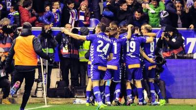 Jugadores del Alavés celebrando el gol de la victoria y clasificación. Foto AFP/Ander Gillenea