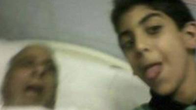 El pequeño John Osama colgó este 'selfie' junto al cuerpo de su abuelo, recién fallecido.