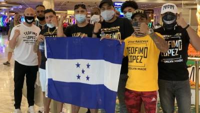 Varios aficionados y familiares de Teófimo López llegaron a Las Vegas para apoyar al boxeador.