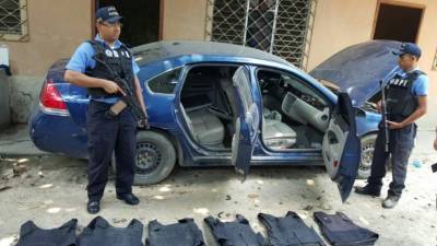 En el carro de la fotografía hallaron los chalecos antibalas.