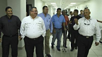 Óscar Kilgore, Mario Ramón López, Marlon Mendoza Garay, Juan Miguel López Erazo y el ex vicealcalde Osmín Bautista, salen sonrientes del juzgado con dos de sus abogados.