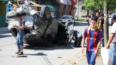 Con las llantas para arriba quedó la camioneta.