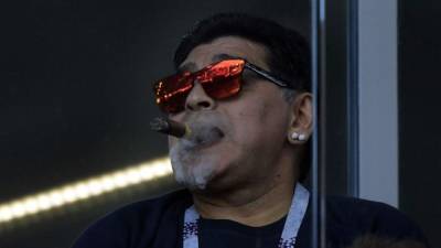 Maradona con un cigarro encendido pese a que estaba prohibido fumar en los estadios de Rusia. Foto AFP
