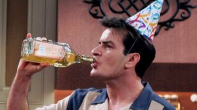 El actor Chalie Sheen en una de las interpretaciones de su personaje de Charlie Harper en la comedia Two an a Half Men.