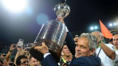 Reinaldo Rueda alzando el trofeo de campeón de la Copa Libertadores. Foto AFP
