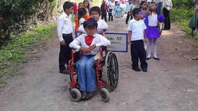 El pequeño Jeyson se ganó el cariño de los habitantes de Santa Bárbara.