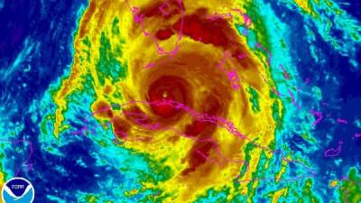 La imagen del Centro Nacional de Huracanes de Miami muestra la posición del ojo del huracán Irma en el norte de Cuba en la noche del sábado y las bandas de lluvia que desplazaba hacia Florida.