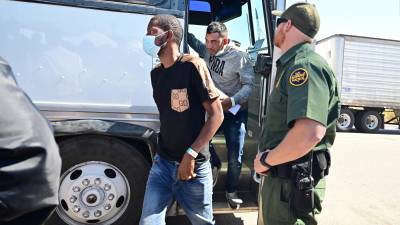 Un grupo de migrantes enviados desde Texas llegan a San Diego, California.