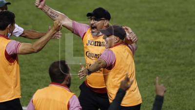 Tato García festejando con su cuerpo técnico el gol que le dio el triunfo al verde ante la máquina.