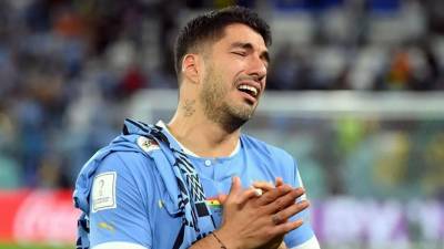 El delantero uruguayo del Gremio de Porto Alegre, Luis Suárez, podría retirarse del fútbol por una lesión en su rodilla derecha.