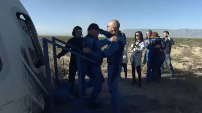 Jeff Bezos saluda al actor deStar Trek actor, William Shatner, tras su regreso del viaje espacial en una cápsula de Blue Origin.