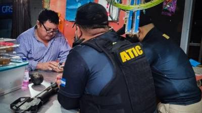 Santos Victoriano Reyes siendo arrestado por agentes de la Atic.