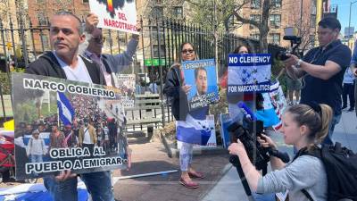 Opositores hondureños llegaron a las afueras de la Corte para pronunciarse contra el expresidente Juan Orlando Hernández.