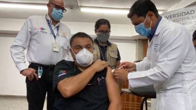 El doctor Carlos Umaña recibiendo la tercera dosis contra el coronavirus.
