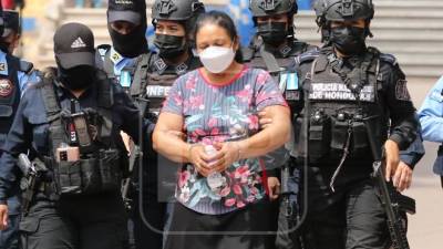 Herlinda Bobadilla siendo fuertemente custodiada durante su traslado hacia Tegucigalpa.