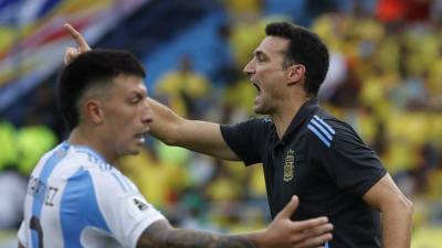 Lionel Scaloni dando instrucciones durante el Colombia vs Argentina.