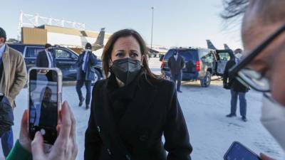 La vicepresidenta de EE. UU., Kamala Harris, habla con la prensa sobre la crisis de Rusia y Ucrania cuando sale del Aeropuerto Internacional General Mitchell en Milwaukee, Wisconsin.
