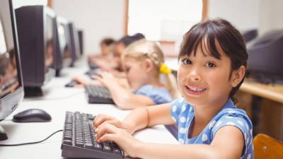 Es importante desarrollar el interés y la motivación en los niños, niñas y adolescentes en la educación digital, y la seguridad en línea como parte de su formación.