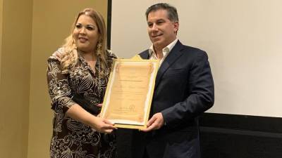 El empresario Mateo Yibrín recibiendo su reconocimiento en manos de Blanca Izaguirre, titular del Conadeh.