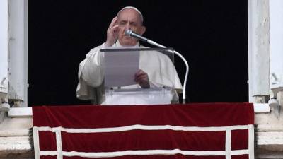 El papa Francisco pronuncia la oración dominical del Ángelus desde la ventana de su estudio.