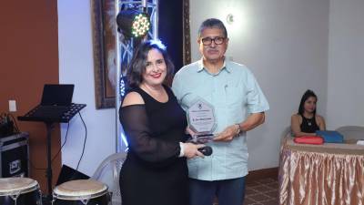 El director del Instituto JTR recibe placa de reconocimiento a su gran trayectoria. Entrega Mercedes Martínez