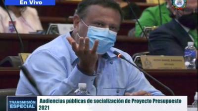 El ministro de Educación, Arnaldo Bueso, discutiendo la temática presupuestaria para el siguiente año.