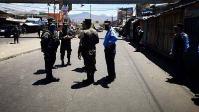 Militares desalojan a los vendedores del mercado.