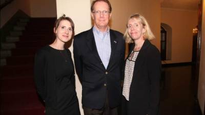 Katherine Tarr con el embajador James Nealon y la dama Kristen Nealon fueron los anfitriones de la velada musical.