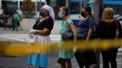La demanda de ataúdes casi se ha duplicado en El Salvador.