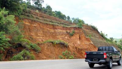 En el sector de Los Chorros los derrumbes son constantes, lo que pone en peligro la CA-5.