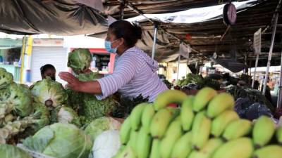 Una mujer vende verduras en un mercado hoy, en Tegucigalpa (Honduras).