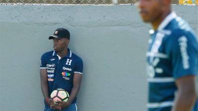 Albert Elis observa los entrenamientos mientras se recupera de su malestar en la espalda.