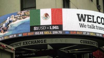 Una casa de cambio en Nueva York muestra la tasa de cambio entre el peso mexicano y el dólar estadounidense a fines de enero.