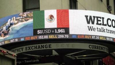 Una casa de cambio en Nueva York muestra la tasa de cambio entre el peso mexicano y el dólar estadounidense a fines de enero.