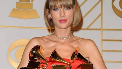 Taylor Swift dio un golpe de autoridad este lunes ganando el Grammy a Álbum del Año por '1989', en una gala celebrada en Los Ángeles.
